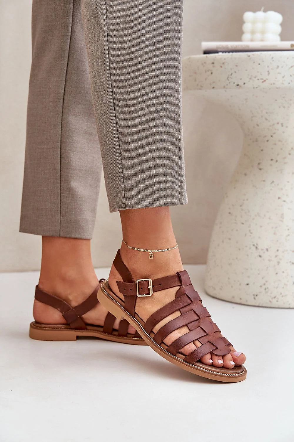 Sandales classiques élégantes pour femmes en cuir naturel marron, boucle dorée, semelle légère, style casual chic, été printemps, promenade travail social