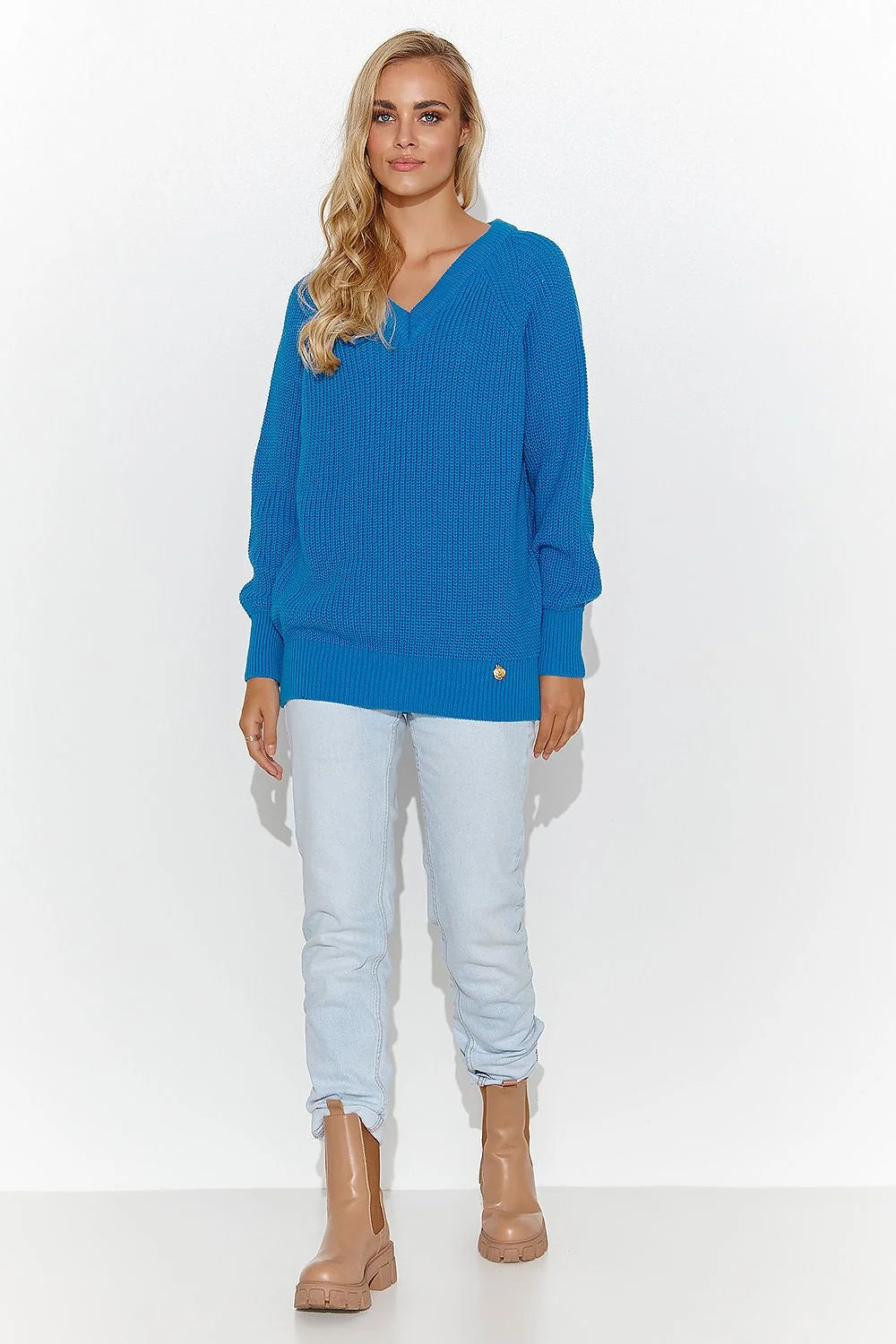 Pull-over féminin en maille torsadée couleur bleu éclatant coupe ample col en V manches longues finitions côtelées femmes mode automne hiver
