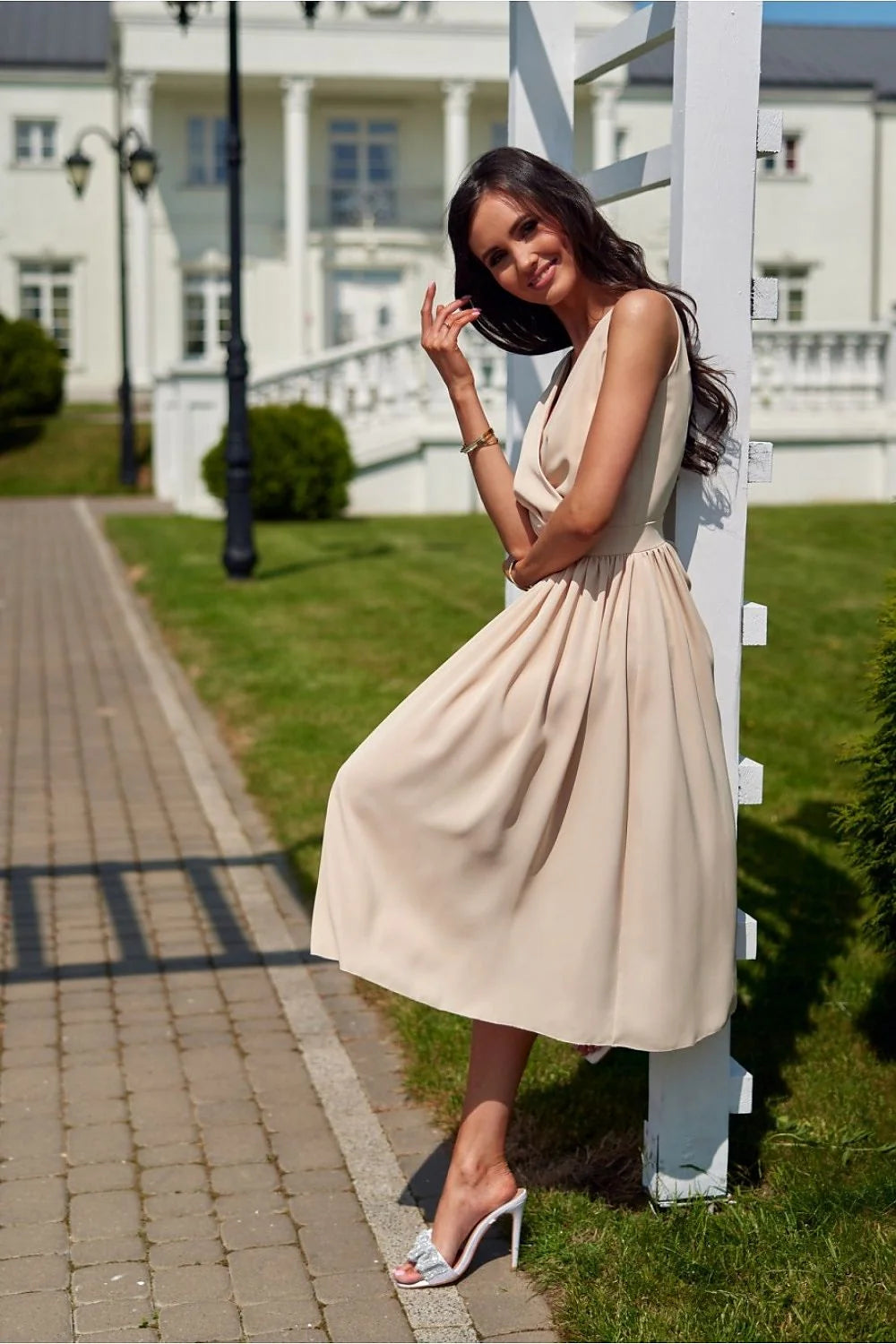 Robe de cocktail élégante sans manches encolure V croisée taille ajustée couleur beige clair polyester 100 % Pologne
