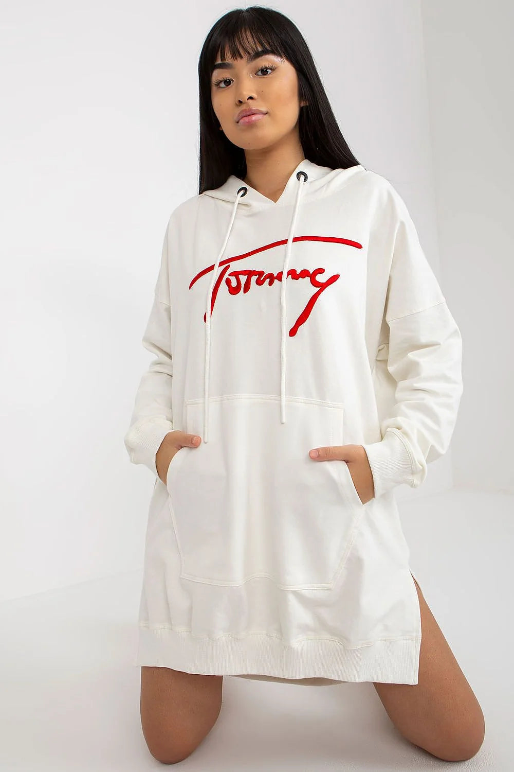 Robe sweat-shirt femme style décontracté moderne coupe ample longue capuche blanche cassée logo rouge
