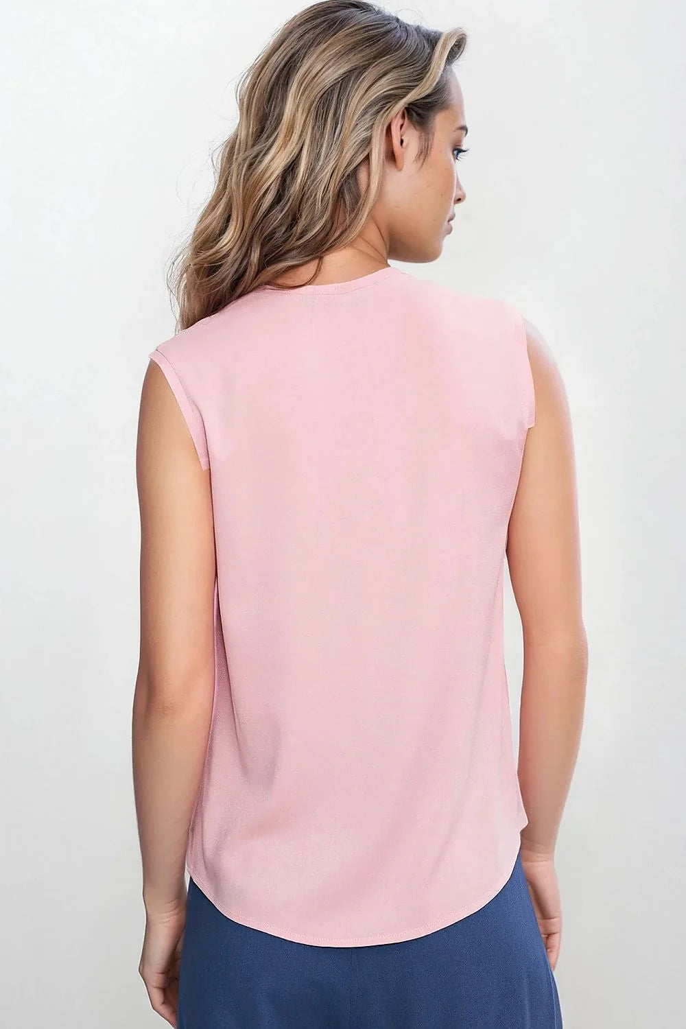 Chemisier Nife sans manches en viscose couleur rose pâle coupe régulière encolure V finitions épurées