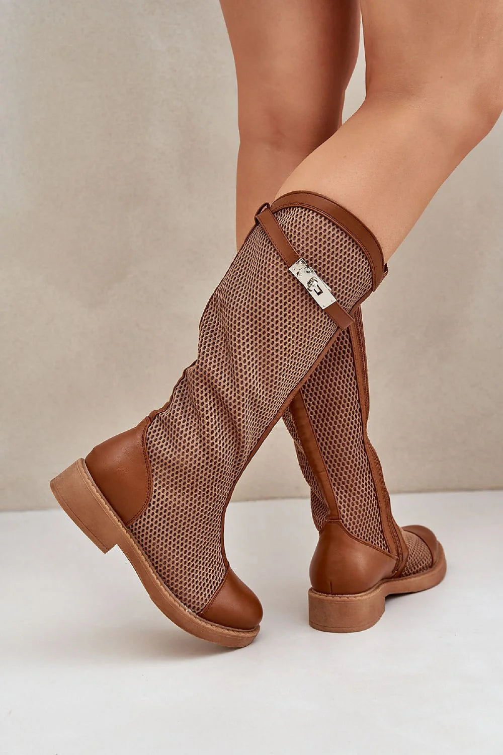 Bottes cuissardes élégantes à tige mesh beige pour femme, style moderne, cuir éco-lisse marron, semelle gomme surélevée, fermeture éclair latérale métal argenté, printemps-été