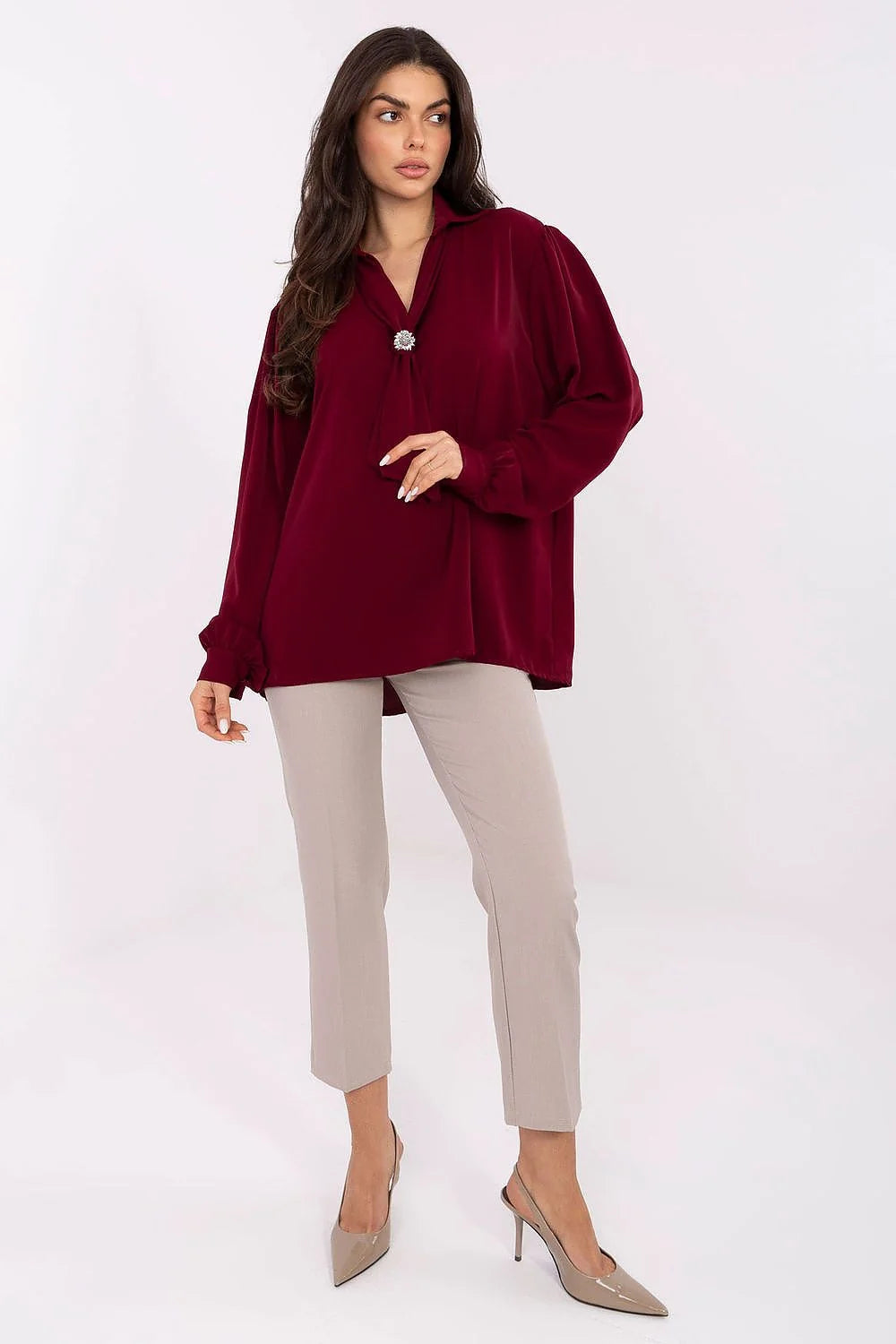 chemisier élégant stylé minimaliste féminin fluide léger polyester tombant silhouette coupe allongée manches bouffantes décolleté V nœud broche amovible