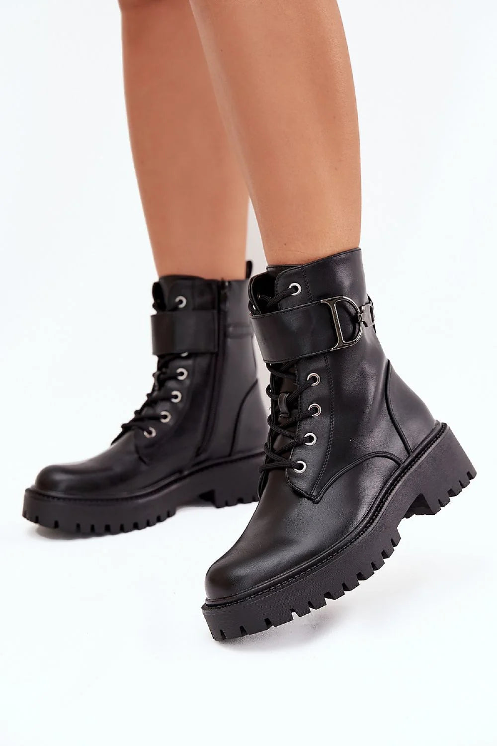 bottines femme montantes rangers noir similicuir lacets œillets métalliques bride boucle velcro doublure peluche chaude plateforme crantée semelle adhérente confortable