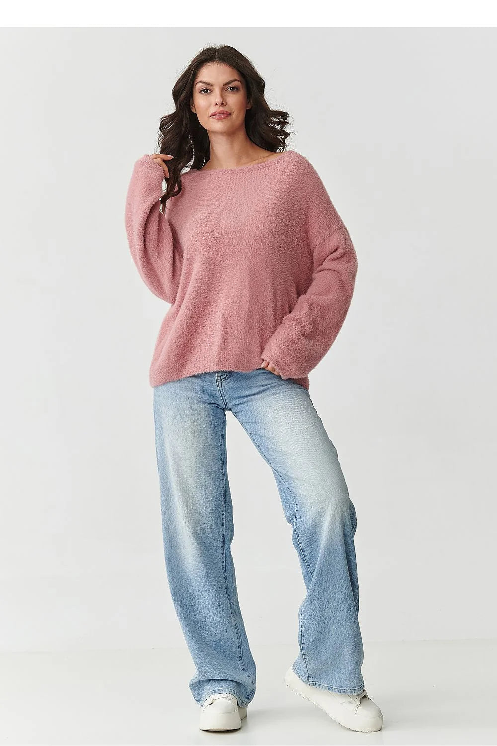 pull femme oversize col bateau maille pelucheuse rose poudré coupe longueur hanches manches bouffantes poignets côtelés chaud confortable chic polyvalent