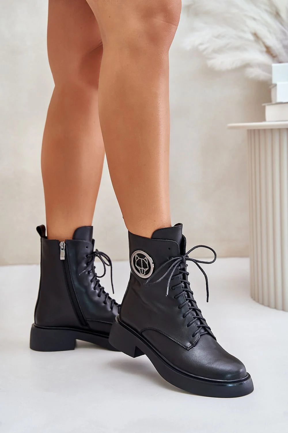 Bottines pour femmes cuir naturel noir style moderne élégant cheville haute ajustée zip latéral semelle épaisse talon carré occasion quotidienne habillée automne hiver