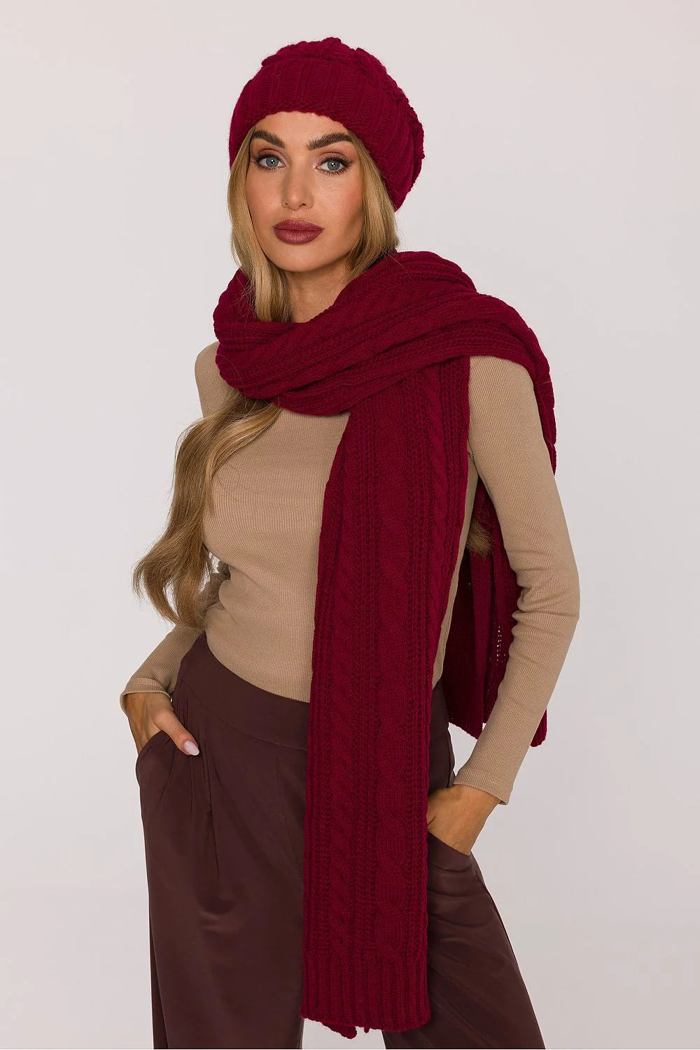 écharpe châle longue torsadée bordeaux grosse maille épaisse chaleureuse enveloppante généreuse polyvalente tricotée intemporelle élégante acrylique nylon douce