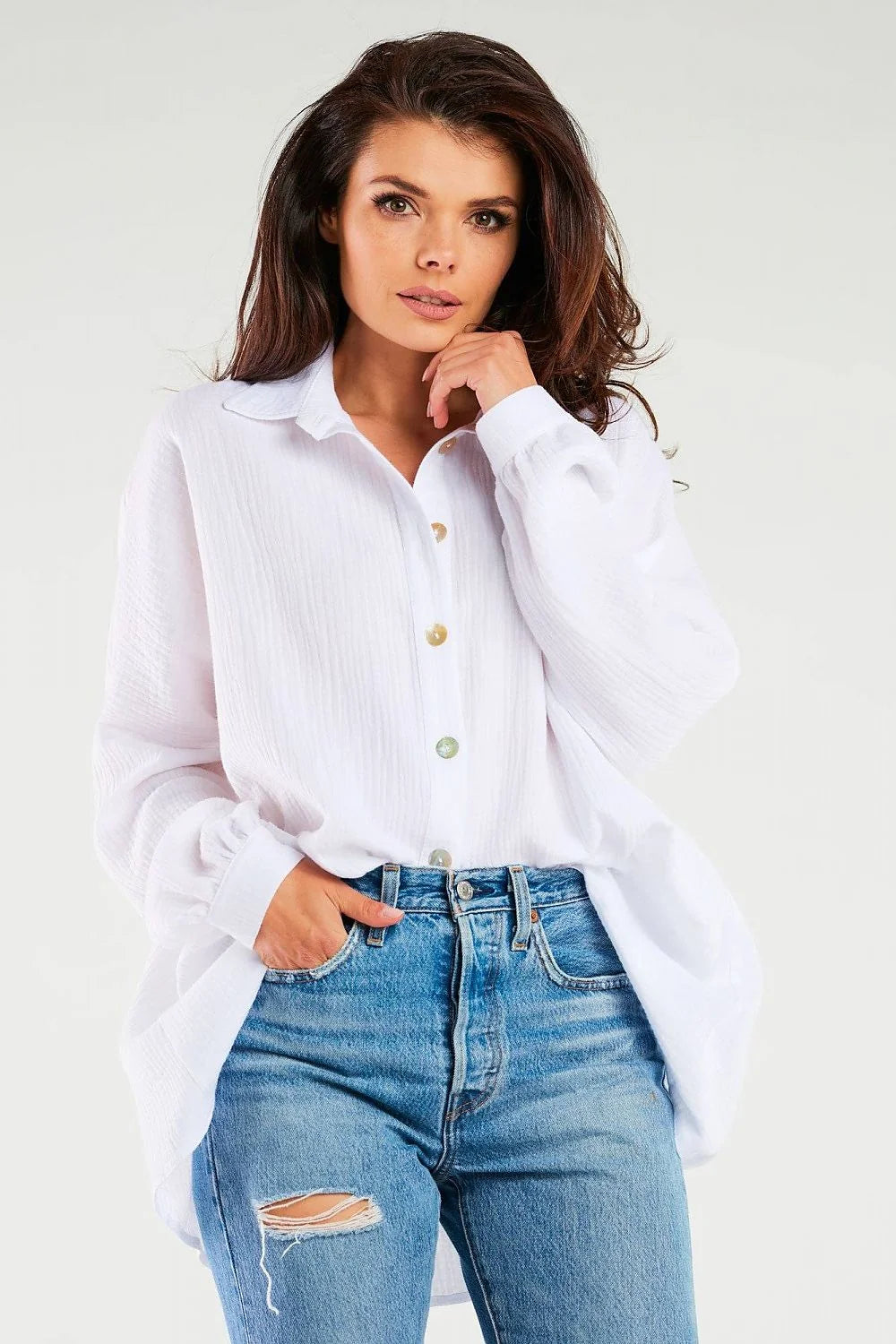 Chemise manche longue Infinite You oversize col droit boutons nacré couleur rose pâle femme style décontracté moderne