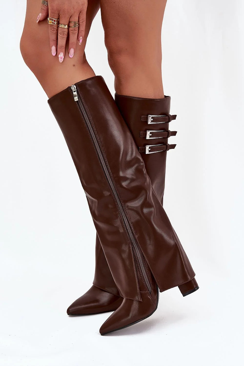 bottes hautes femme similicuir marron foncé tige genou bout pointu talon colonne fermeture éclair latérale boucles métalliques réglables doublure polaire