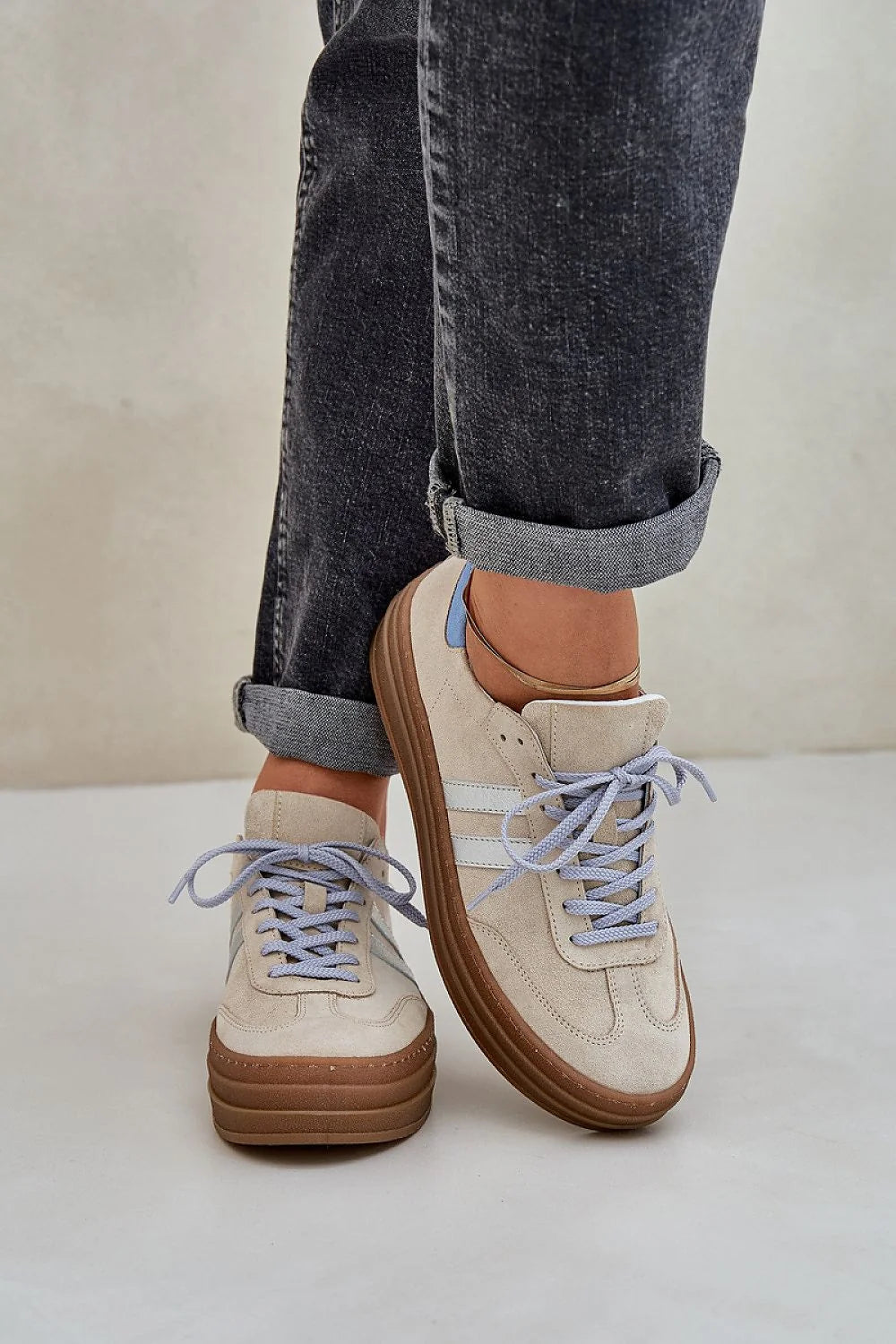 Chaussures de sport pour femmes en suédine beige à semelle compensée, style casual, couleur bleu clair, occasion quotidienne, confort maximal