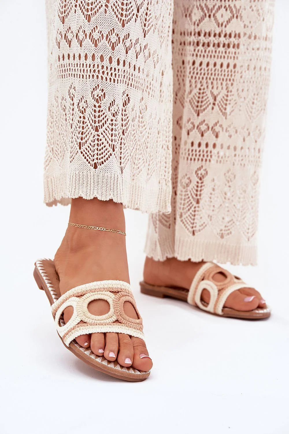 sandales estivales femme plates tressage crochet bicolore beige crème brides larges cercles tressés semelle caoutchouc bracelet cheville bohème artisanal confort