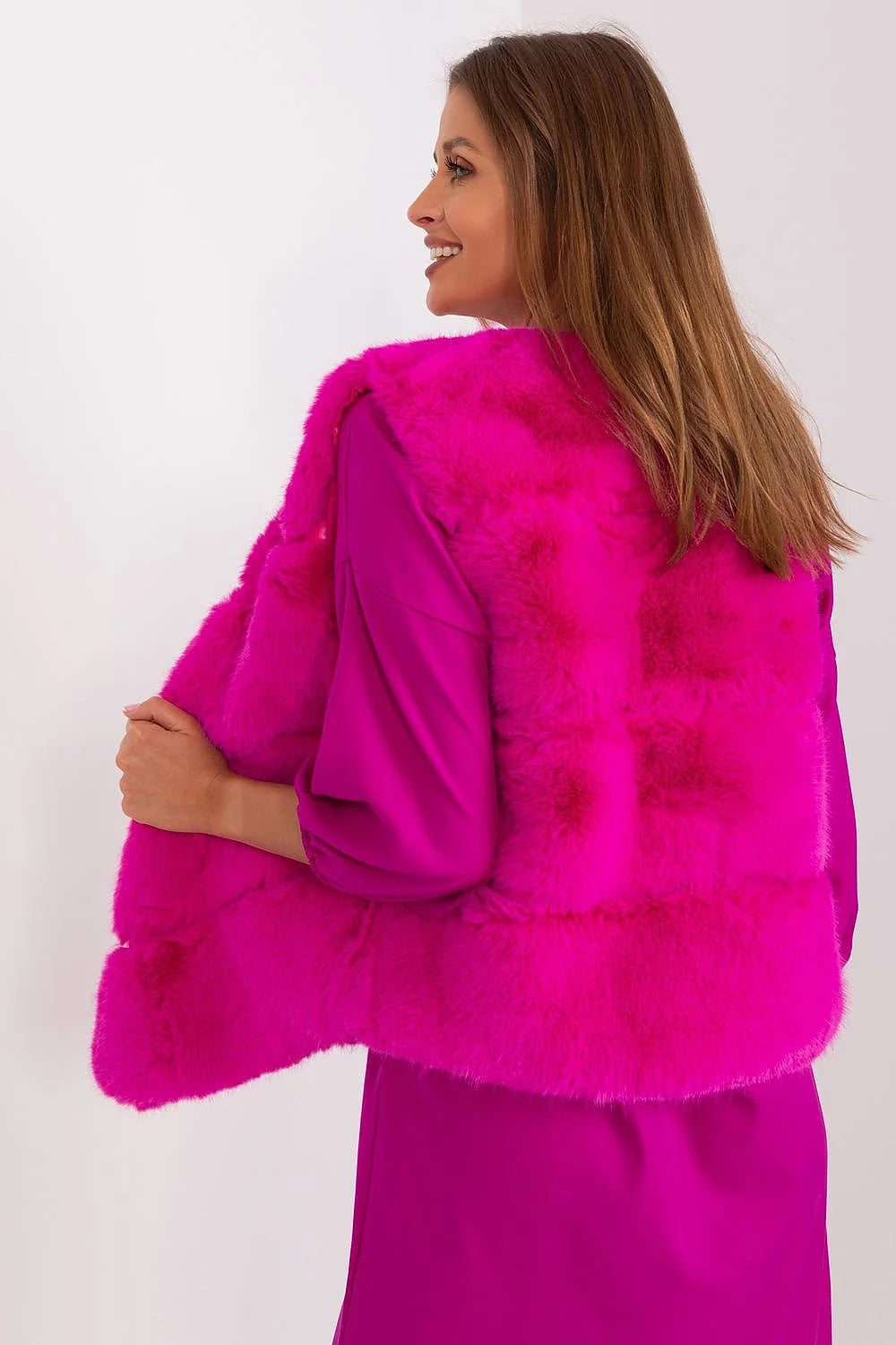 Veste sans manches en fausse fourrure rose fuchsia pour femme, style audacieux, coupe ample, doublure intérieure, finitions soignées, polyvalence mode