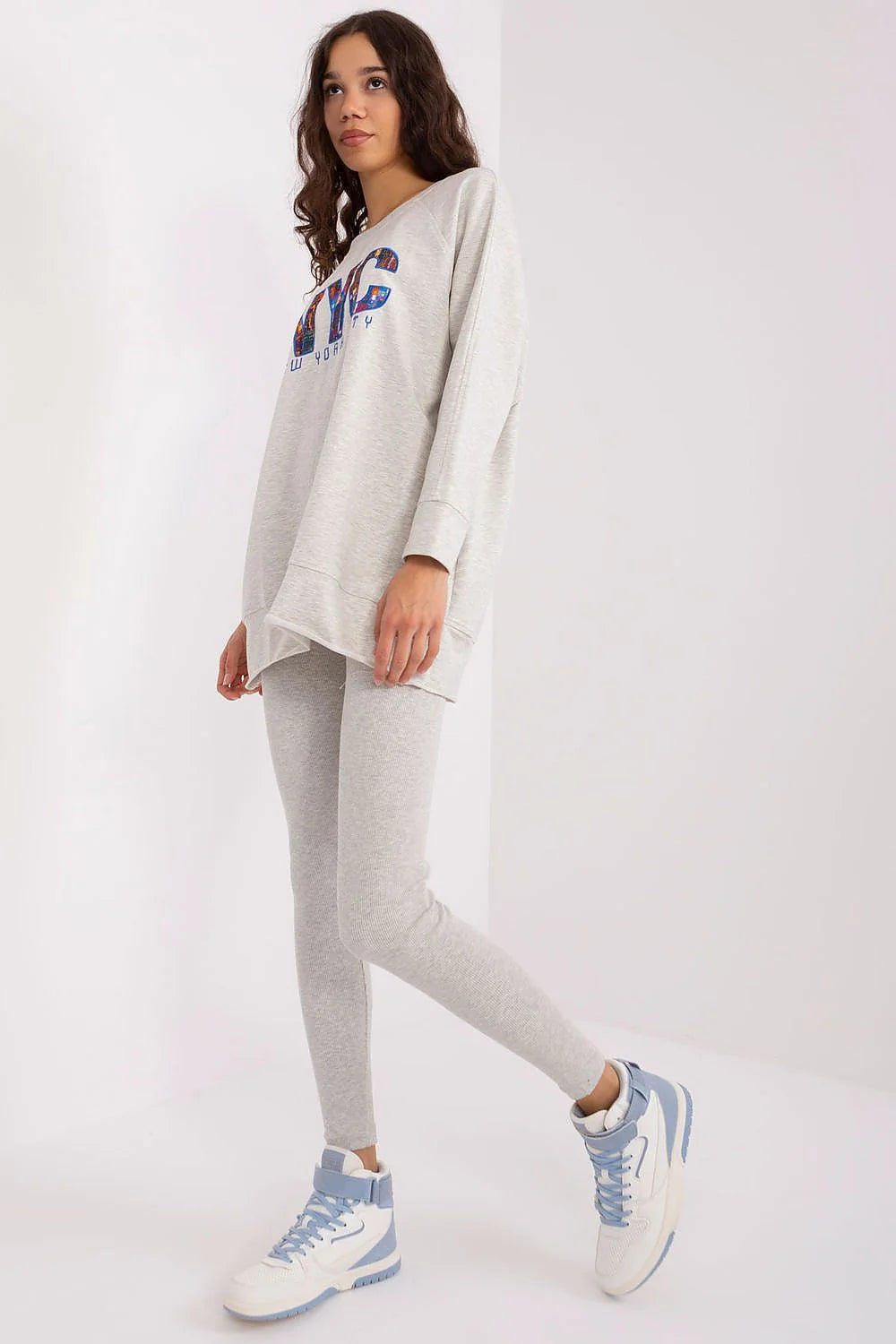 ensemble femme sweatshirt oversize molletonné gris clair imprimé multicolore NYC coupe longue asymétrique ourlet fendu legging extensible baskets
