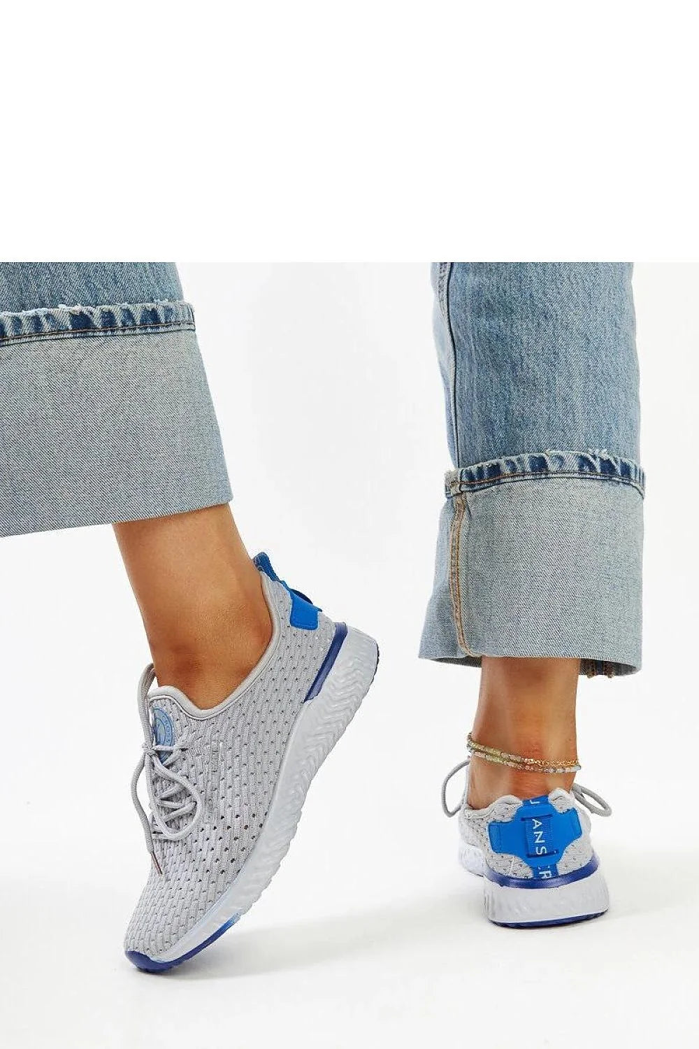 Baskets pour femmes modernes et sportives en maille grise avec accents bleus, respirante, semelle amortie, confortable, idéales pour quotidien, sport et look casual