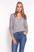 cardigan femme maille torsadée ajourée gris clair col V manches longues boutons noirs brillants côtelés coupe légèrement ample