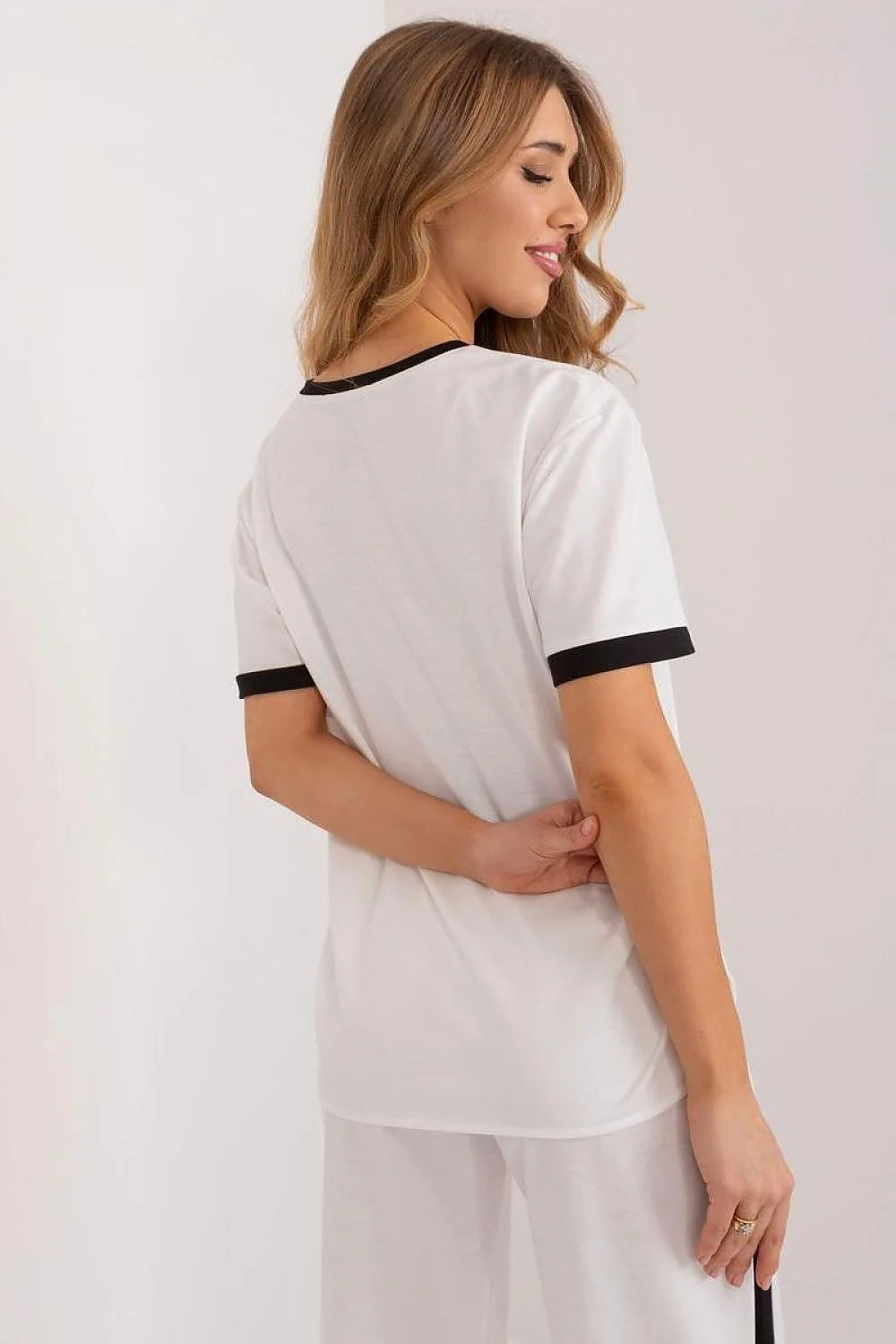Chemisier Lakerta style moderne classique tissu lisse blanc détails noirs boutons dorés poches fantaisie coupe relaxée femmes professionnel