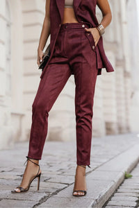 pantalon cigarette femme bordeaux taille haute suédé longueur cheville slim viscose élasthanne extensible plis poches rabat boutons métalliques