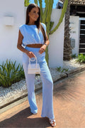 Ensemble La Balancia pour femme en mousseline bleu pastel, chemisier sans manches et pantalons larges, style décontracté et élégant, idéal pour les journées ensoleillées