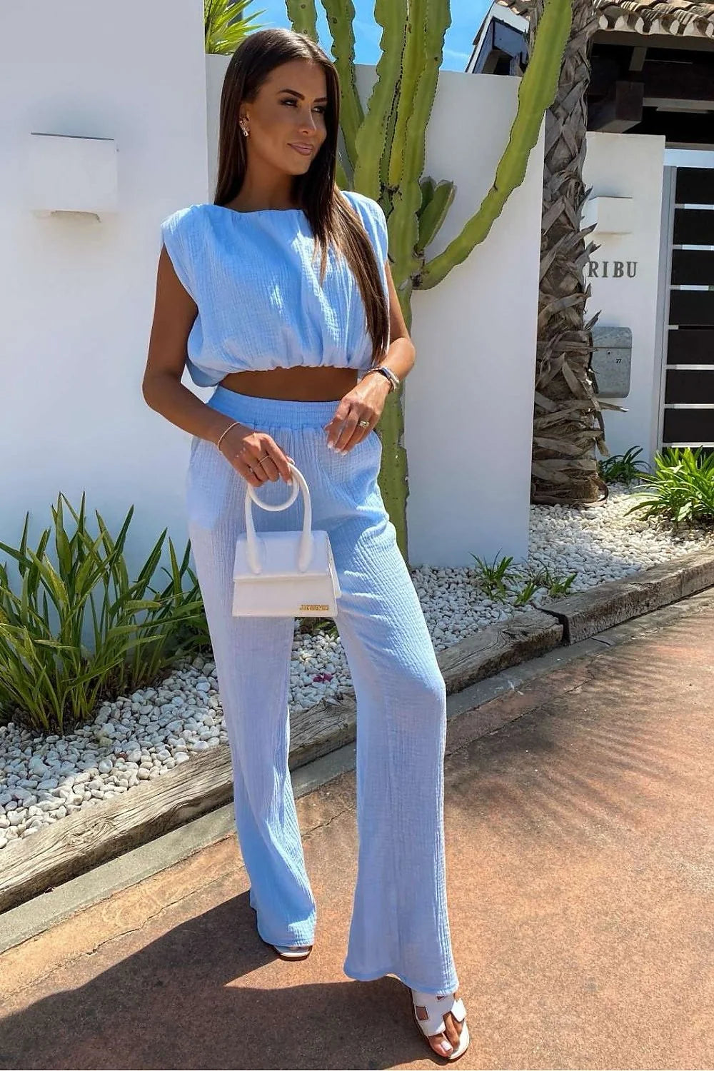 Ensemble La Balancia pour femme en mousseline bleu pastel, chemisier sans manches et pantalons larges, style décontracté et élégant, idéal pour les journées ensoleillées