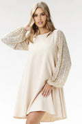 robe soirée élégante Awama mini trapèze courte évasée fluide femme crème beige manches longues bouffantes pailletées sequins dorés poignets élastiqués