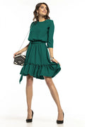 robe trapèze émeraude courte fluide manches trois quarts ceinturée jupe froncée ourlet asymétrique encolure ronde style chic féminin