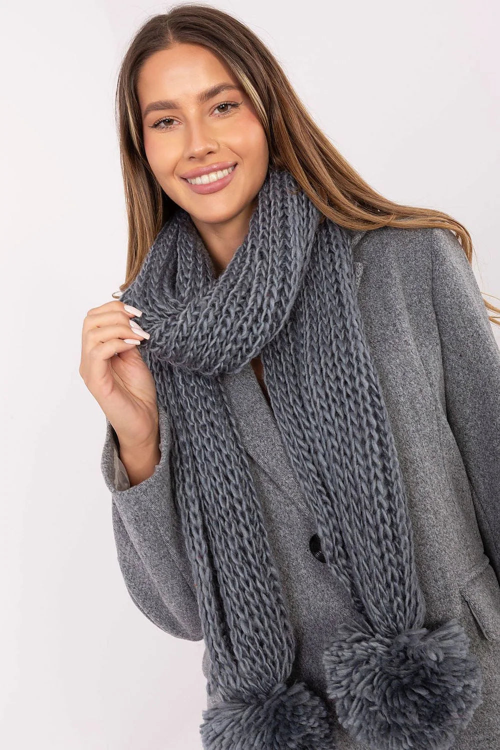 écharpe femme hiver maille tricotée épaisse moelleuse gris anthracite longue généreuse chaleur pompons ronds douce acrylique