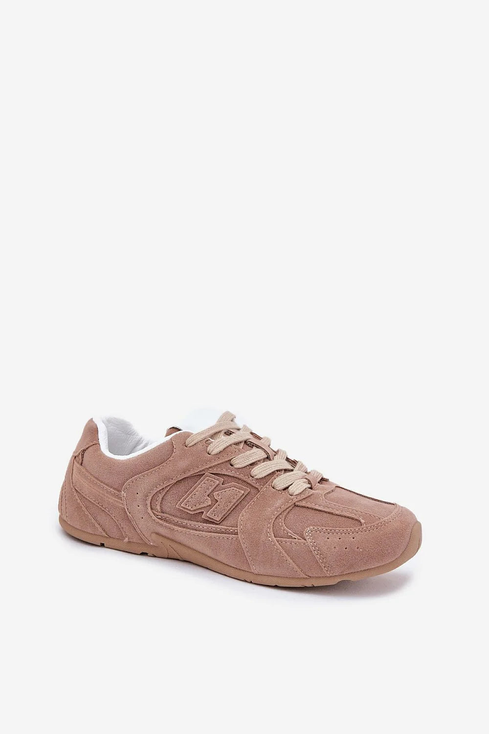 baskets femme basse suédine beige rosé rétro running empiècements cousus perforations languette contrastée blanche lacets plats semelle crantée