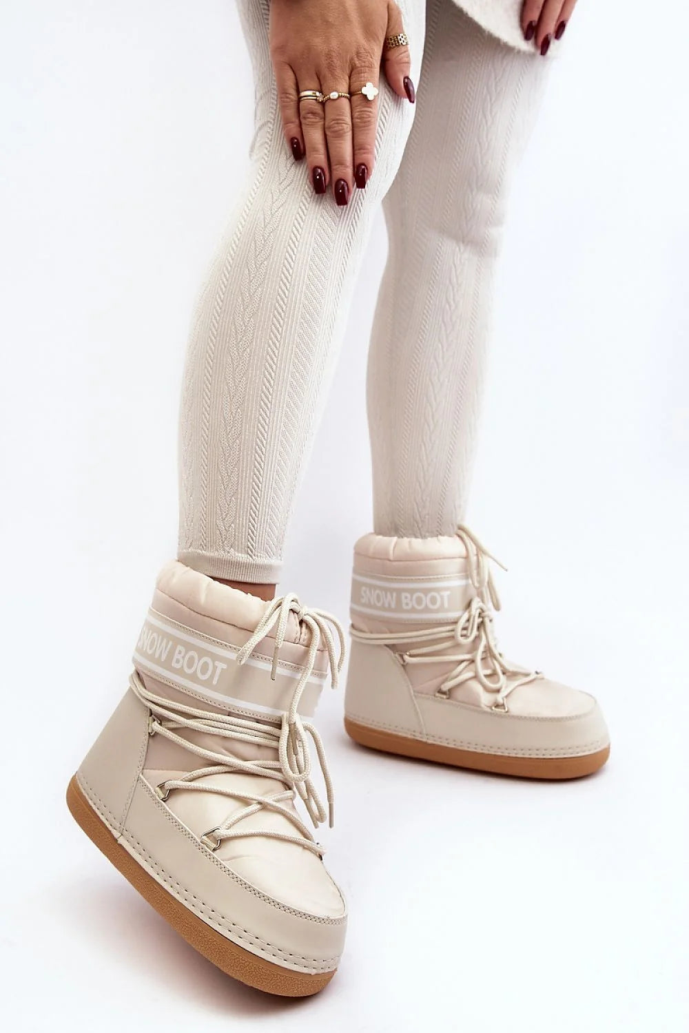Bottes de neige modernes pour femmes style casual couleur beige matériau synthétique résistant à l'eau semelle antidérapante coupe montante design épuré