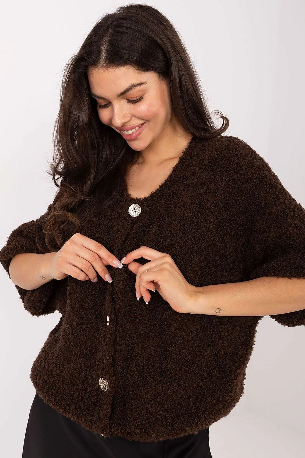 cardigan femme teddy sherpa bouclé pelucheuse marron foncé coupe courte boxy manches troisquarts amples col rond boutons métalliques