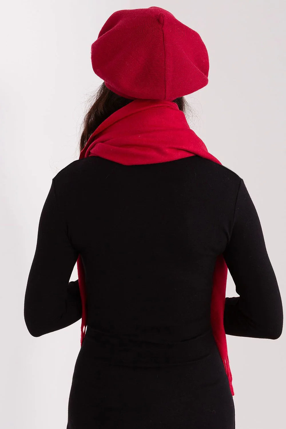 Béret et écharpe en laine rouge vif style français moderne design classique pour femmes occasion hiver élégance accessoire mode