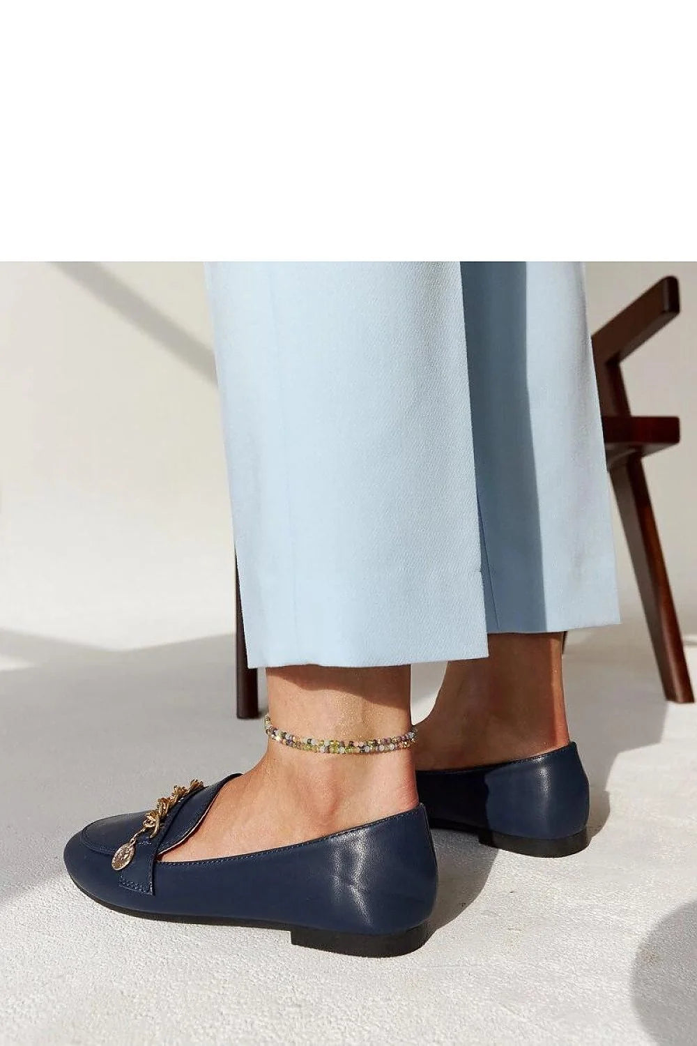 Mocassins élégants pour femmes cuir synthétique bleu marine détails chaîne style moderne occasion spéciale