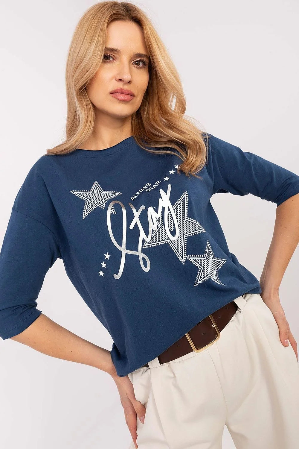 T-shirt femme élégant moderne bleu profond motifs étoiles tissu coton coupe ample col rond manches 3/4 design graphique