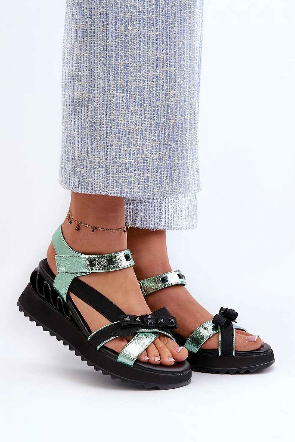 sandales femmes modernes audacieuses lanières métalliques vert menthe noire textile plateforme compensée crantée talon 6cm clous pyramide scratch réglable rembourrée