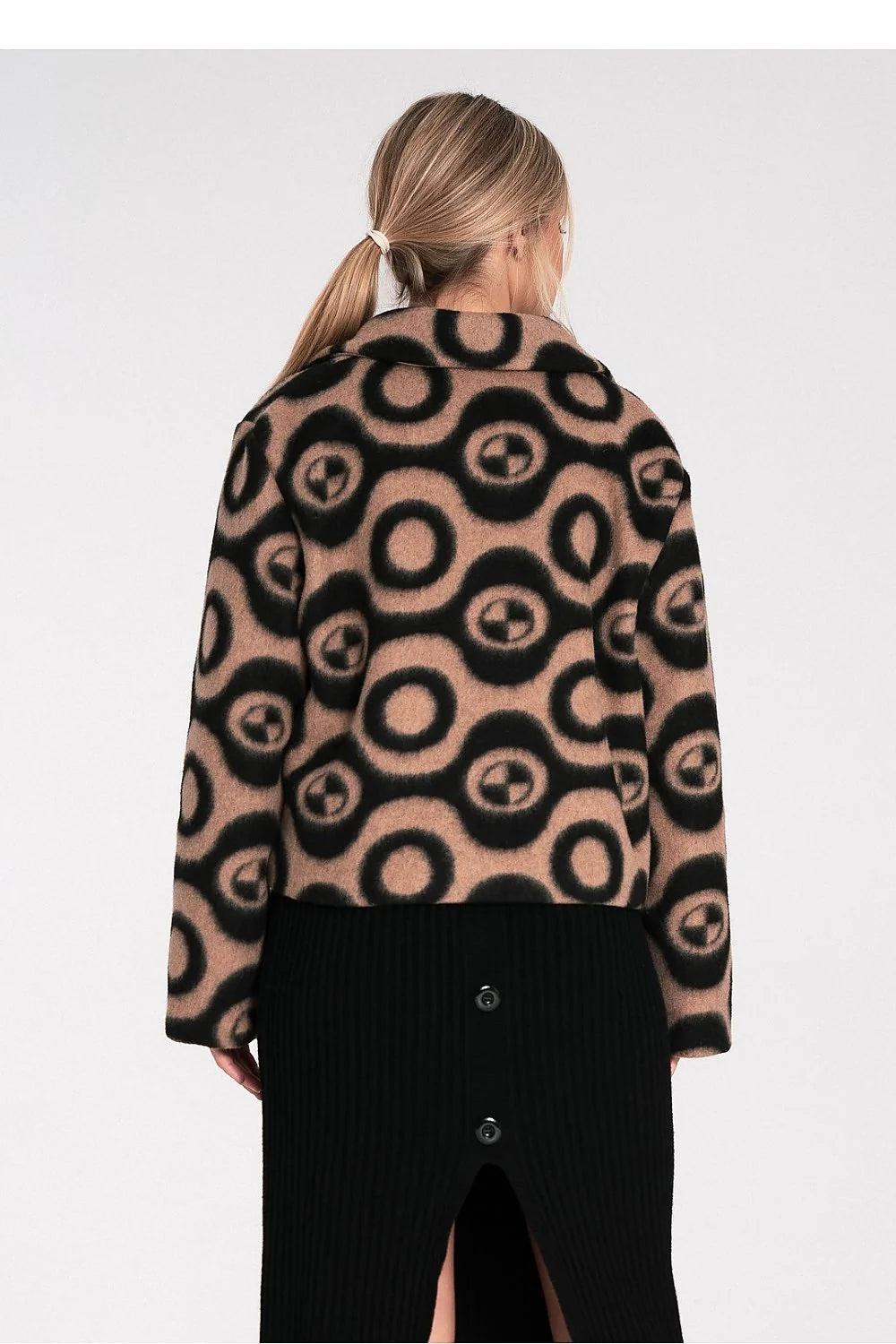 veste courte femme blazer oversize col cranté bouton unique feutré camel imprimé cercles concentriques manches larges tombé structuré superposable élégant