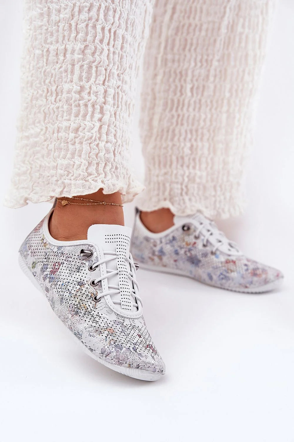 Chaussures basses femme cuir floral multicolore style urbain confortable lacets métalliques sneakers mode printemps été 2023