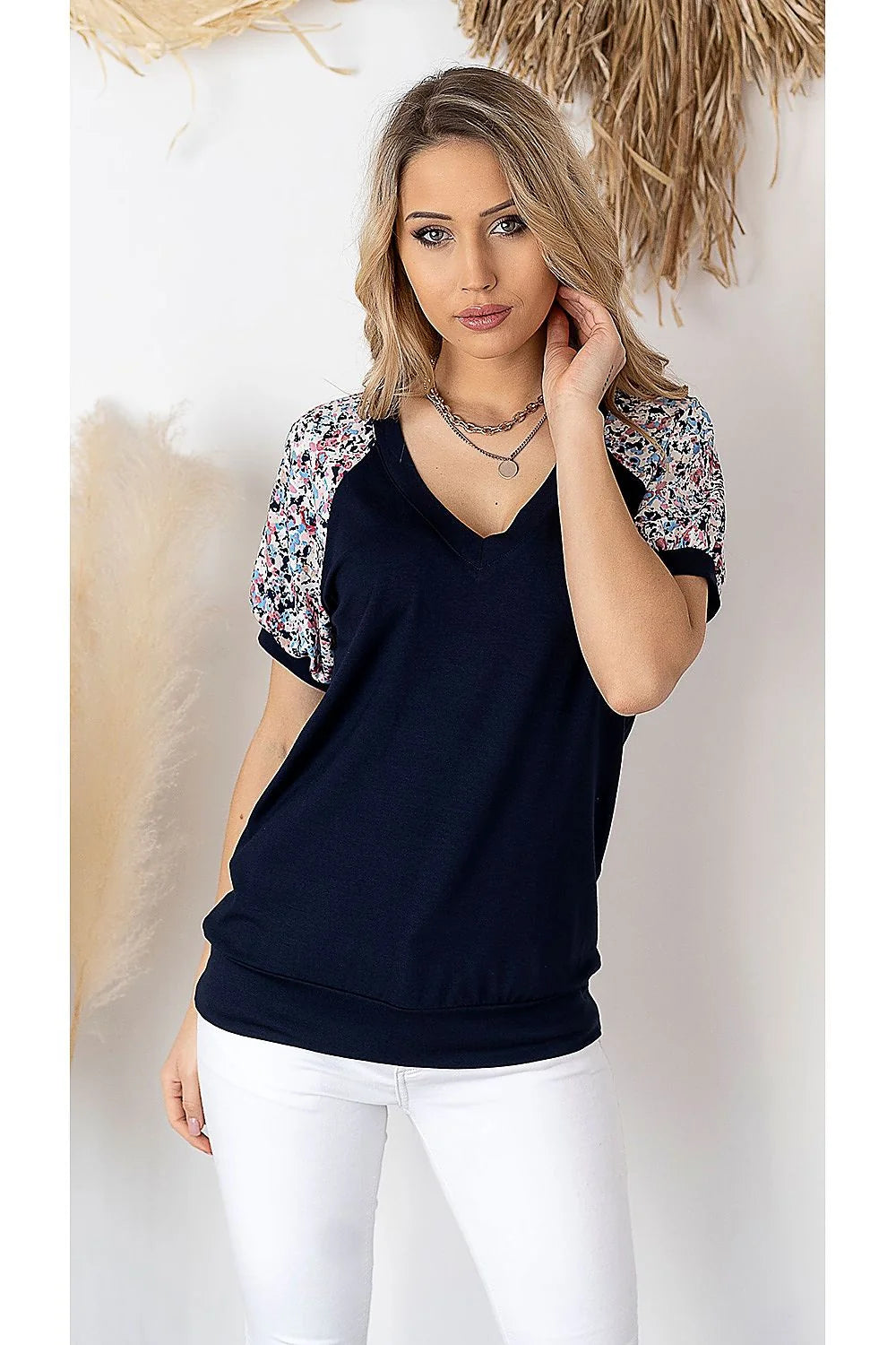 T-shirt coton décontracté bleu marine manches florales col V pour femmes modernes et élégantes