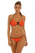 Bikini féminin moderne vibrant orange vif triangle noir bretelles noires tanga dos nu finitions soignées polyester nylon femme plage piscine