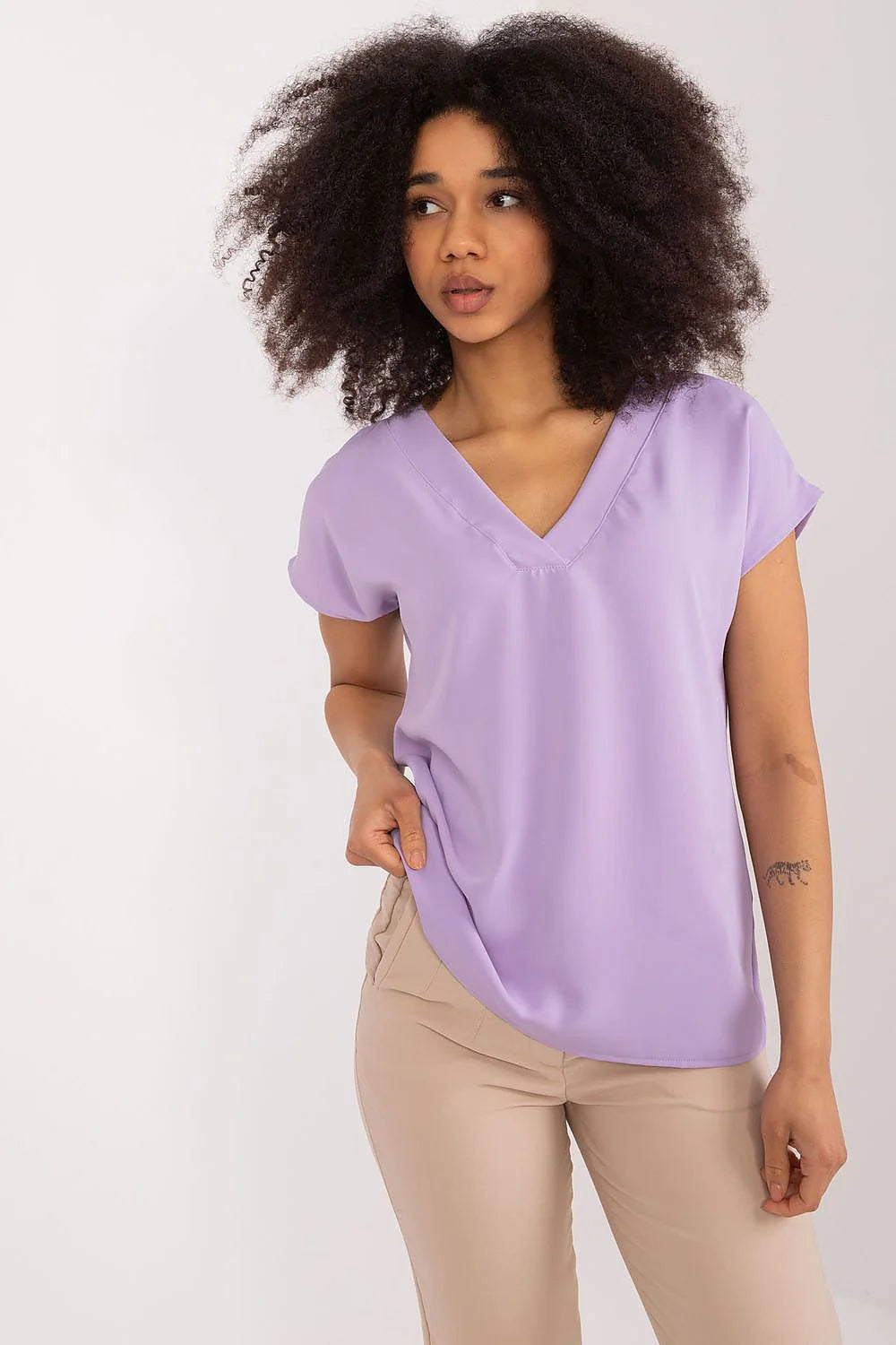 Chemisier femme moderne manches courtes encolure V couleur violet pastel polyester léger et confortable look casual chic occasion professionnelle et détente