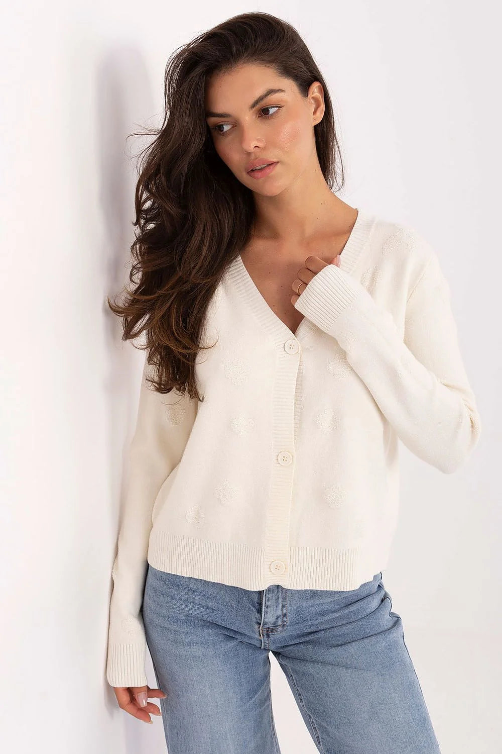 cardigan femme ivoire maille douce col V boutonné trois boutons coupe droite manches longues poignets côtelés motif pois texturés pompons
