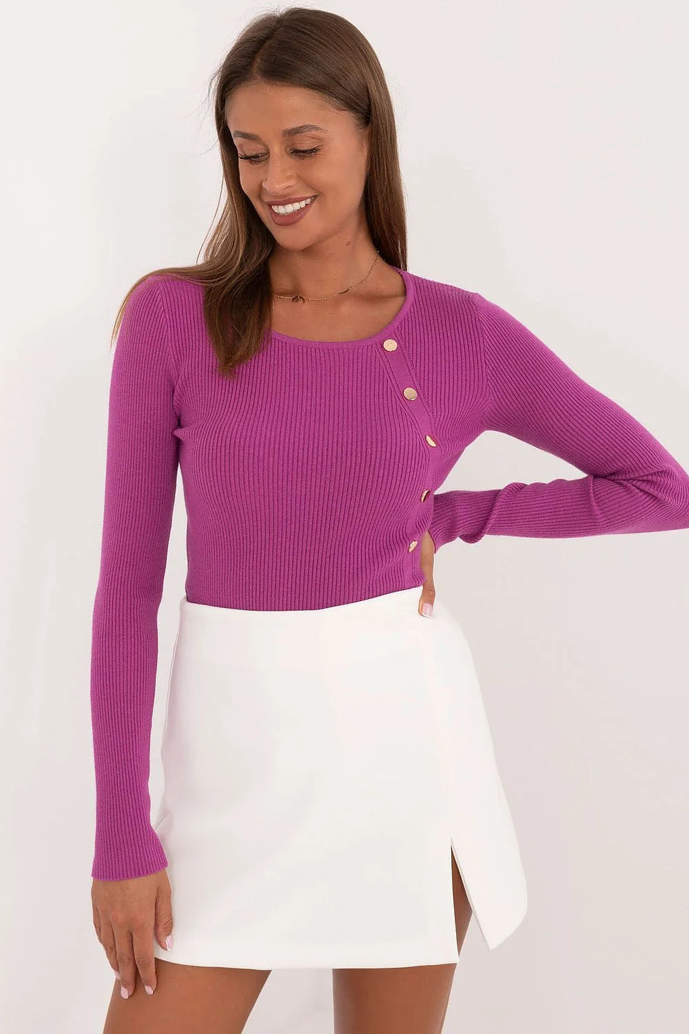 Pull ajusté pour femmes en maille fine couleur mauve/violet vif avec boutons décoratifs dorés coupe près du corps longueur raccourcie