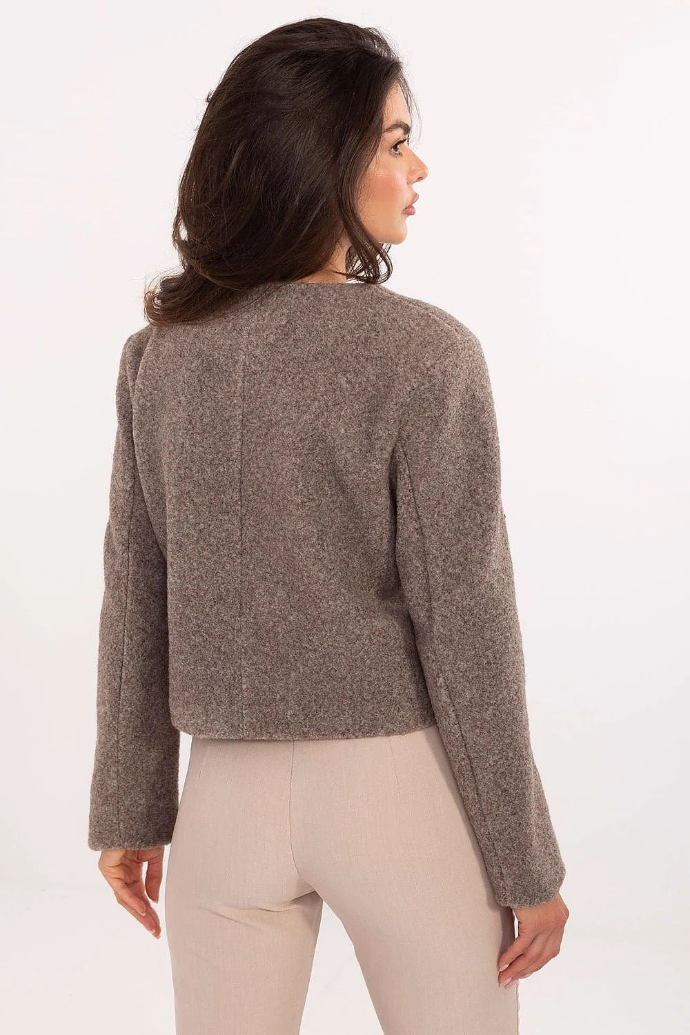 veste femme courte bouclée taupe sans col manches longues boutons dorés texturés quatre poches rabat polyester doublée coupe universelle élégante