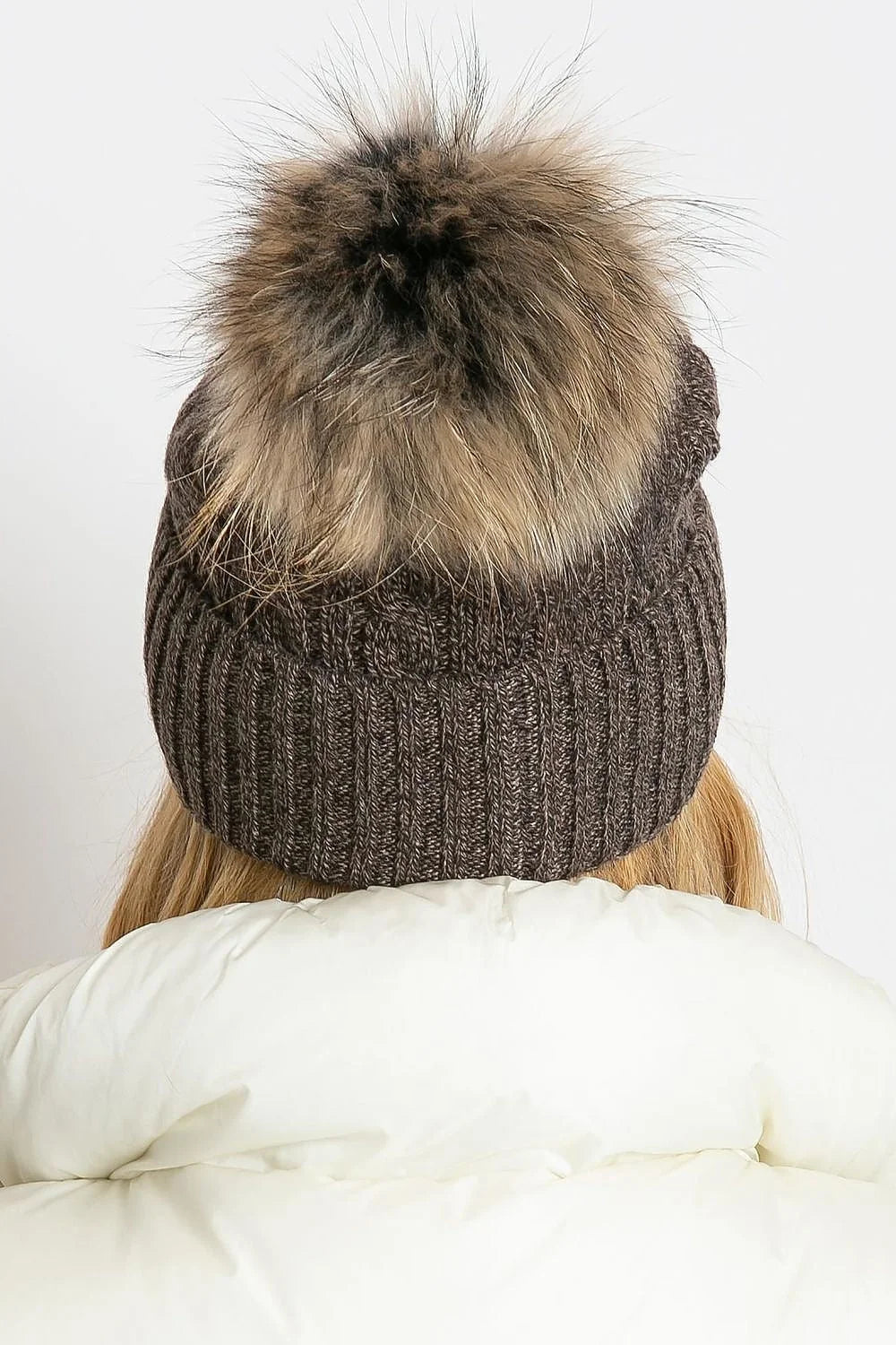 Bonnet d'hiver moderne élégant à bord côtelé et pompon en fourrure fausse pour femme, maille tricotée acrylique coton cachemire