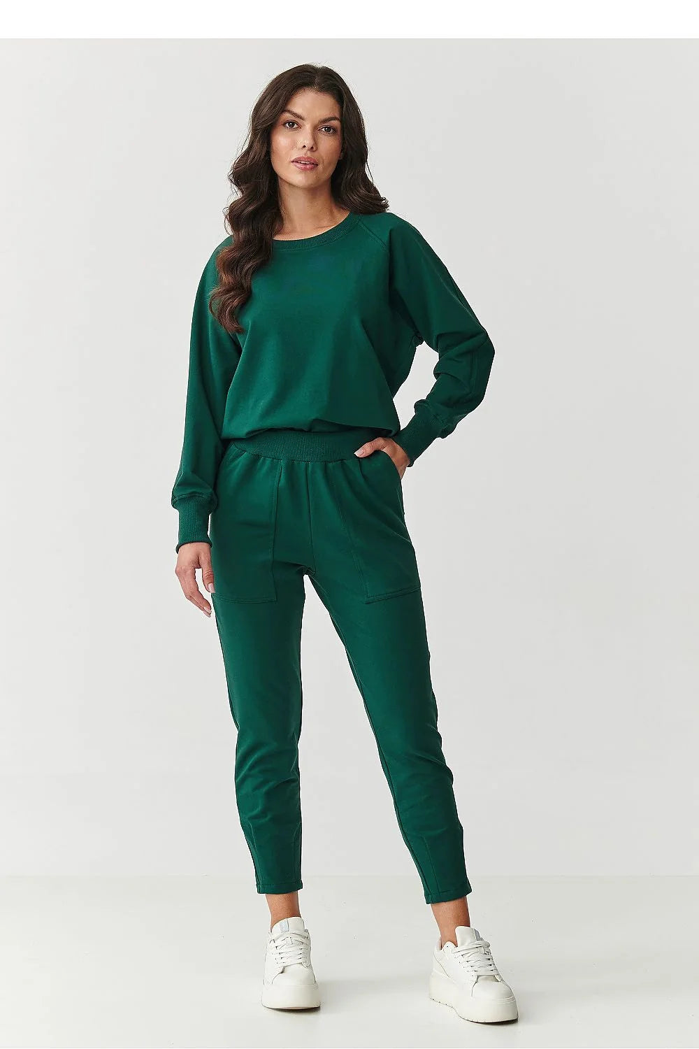ensemble survêtement femme vert émeraude sweat capuche manches raglan encolure ronde poches plaquées taille haute pantalon fuselé élasthanne