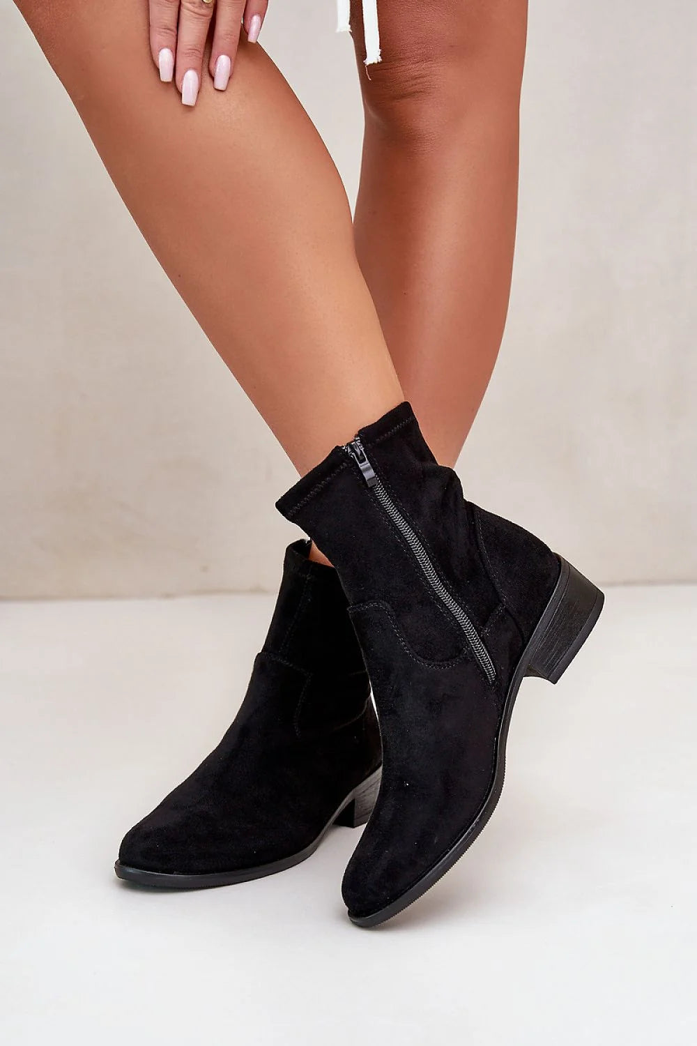 Bottes élégantes femmes daim noir talon bas épais coupe mid-calf style intemporel logo métallique
