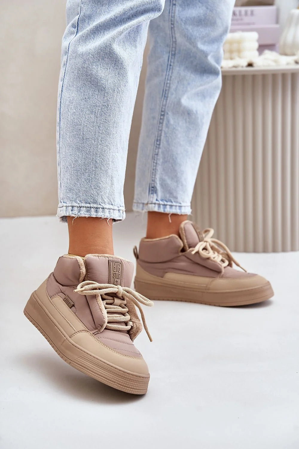Chaussures de sport pour femmes modernes taupe clair tige montante doublée confortable matériau durable respirable lacée logo renforcé finitions soignées style casual ville