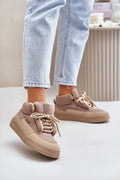 Chaussures de sport pour femmes modernes taupe clair tige montante doublée confortable matériau durable respirable lacée logo renforcé finitions soignées style casual ville