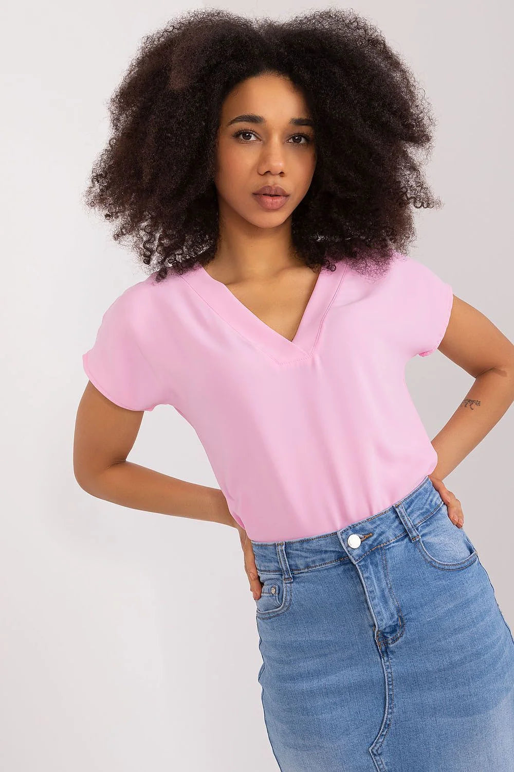 chemisier rose pastel col V manches courtes coupe décontractée ajustée épaules tissu doux léger respirant soyeux polyvalent intemporel élégant confortable