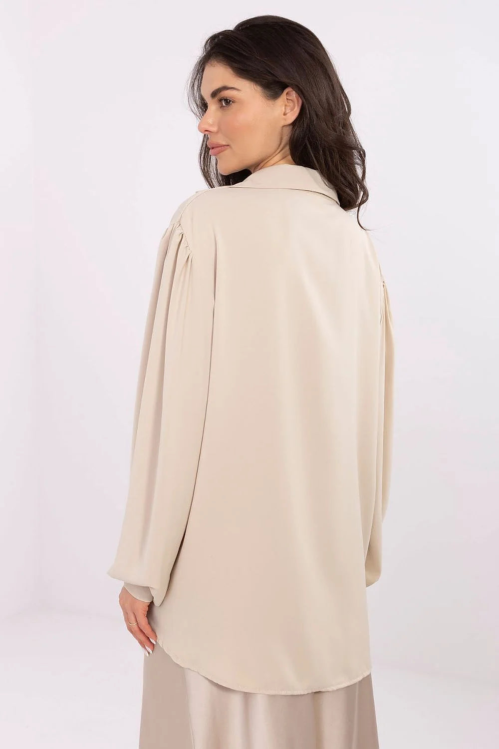chemise élégante minimaliste féminine motif lisse polyester léger silhouette ajustée coupe prolongée mancheslongues décolleté coeur noeud brocheamovible manchesbouffantes