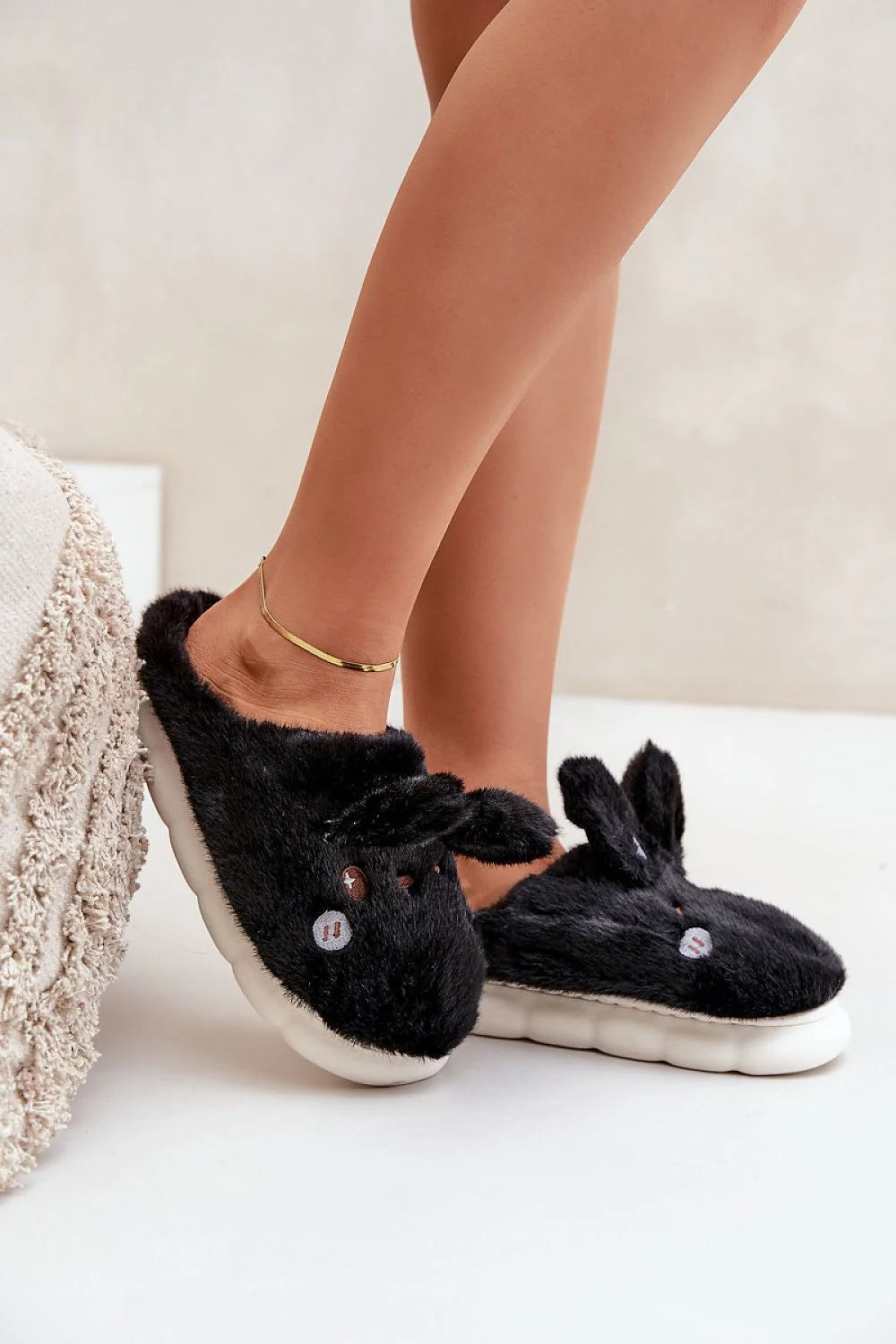 Pantoufles en fourrure synthétique pour femmes, design lapin, couleur noire, semelle blanche, confort, style casual, idéal pour la maison