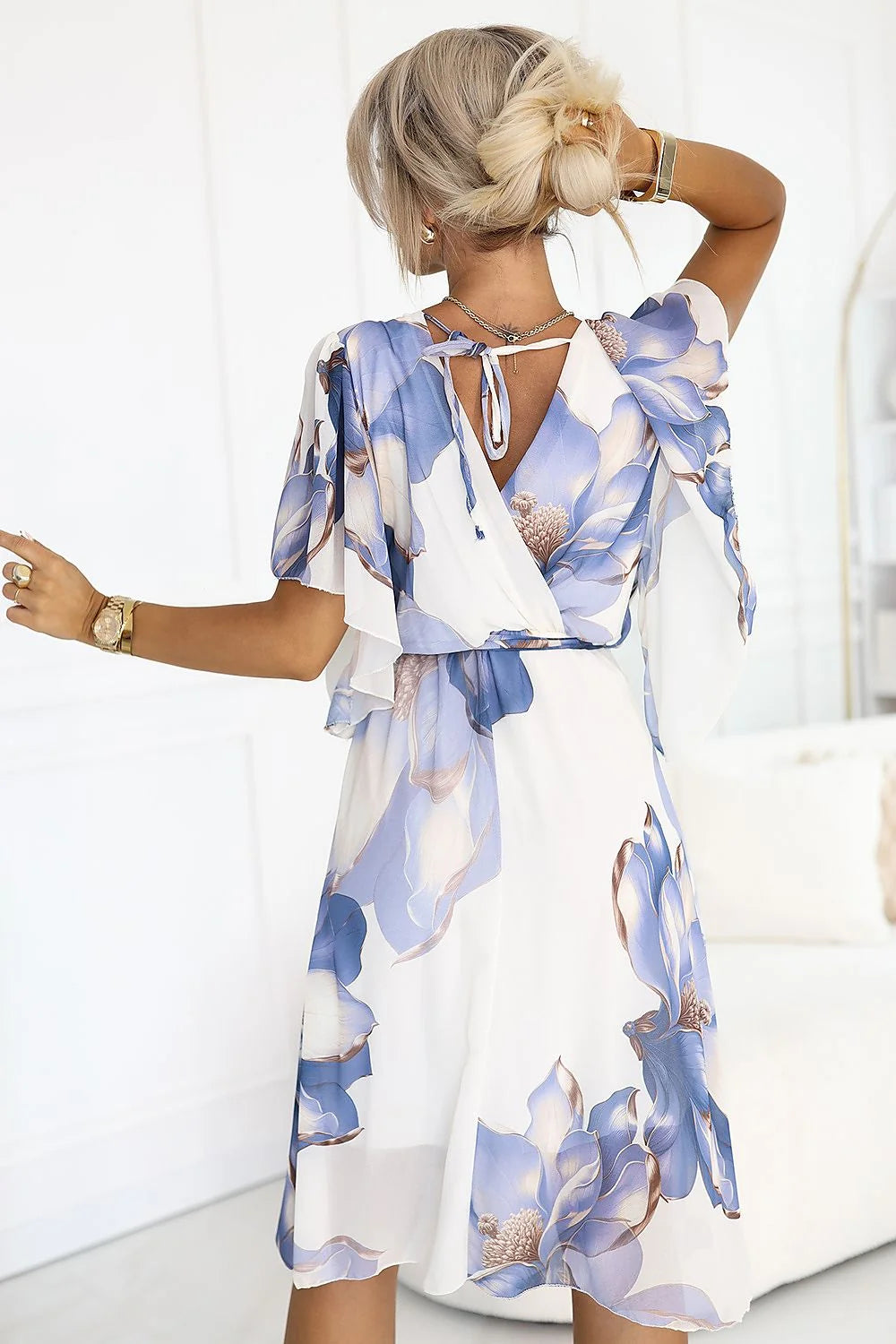Robe de jour élégante style bohème chic manches courtes évasées décolleté en V profond motifs floraux multicolores femme